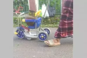 11 Potret lucu orang bawa barang ini kelewat kreatif, nyelenehnya nggak ada lawan 