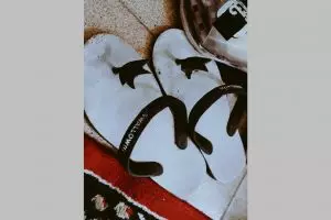 15 Potret kreasi sandal ini gagal estetik, hasilnya nyeleneh abis