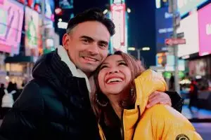 BCL sediakan kursi istimewa saat konser untuk kenang mendiang suami, warganet sebut kisah cinta sejati