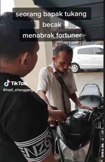 tukang becak tabrak mobil mewah © 2023 brilio.net