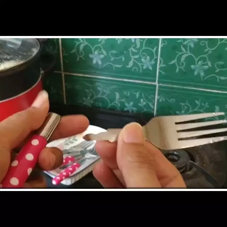 Tanpa lem, ini cara memperbaiki garpu gagang plastik yang terlepas