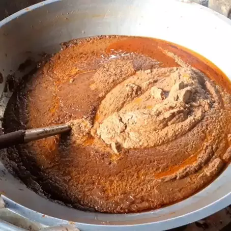 Trik memanaskan bumbu kacang untuk sate ini bikin rasa dan aromanya tak berubah