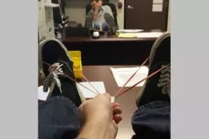 11 Kelakuan nyeleneh orang atasi kebosanan kerja ini caranya kelewat kreatif, ada-ada saja