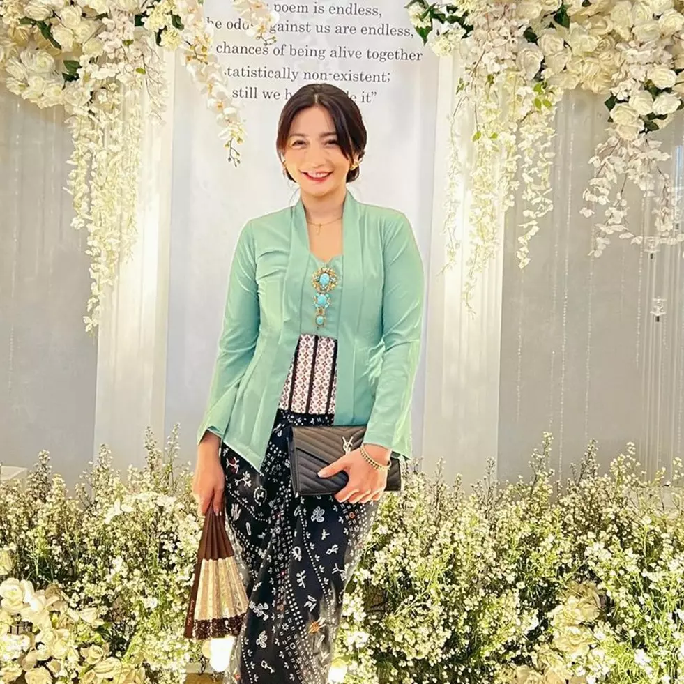 Stylish nggak harus mahal, intip gaya 9 seleb kenakan busana seharga Rp 100 ribuan