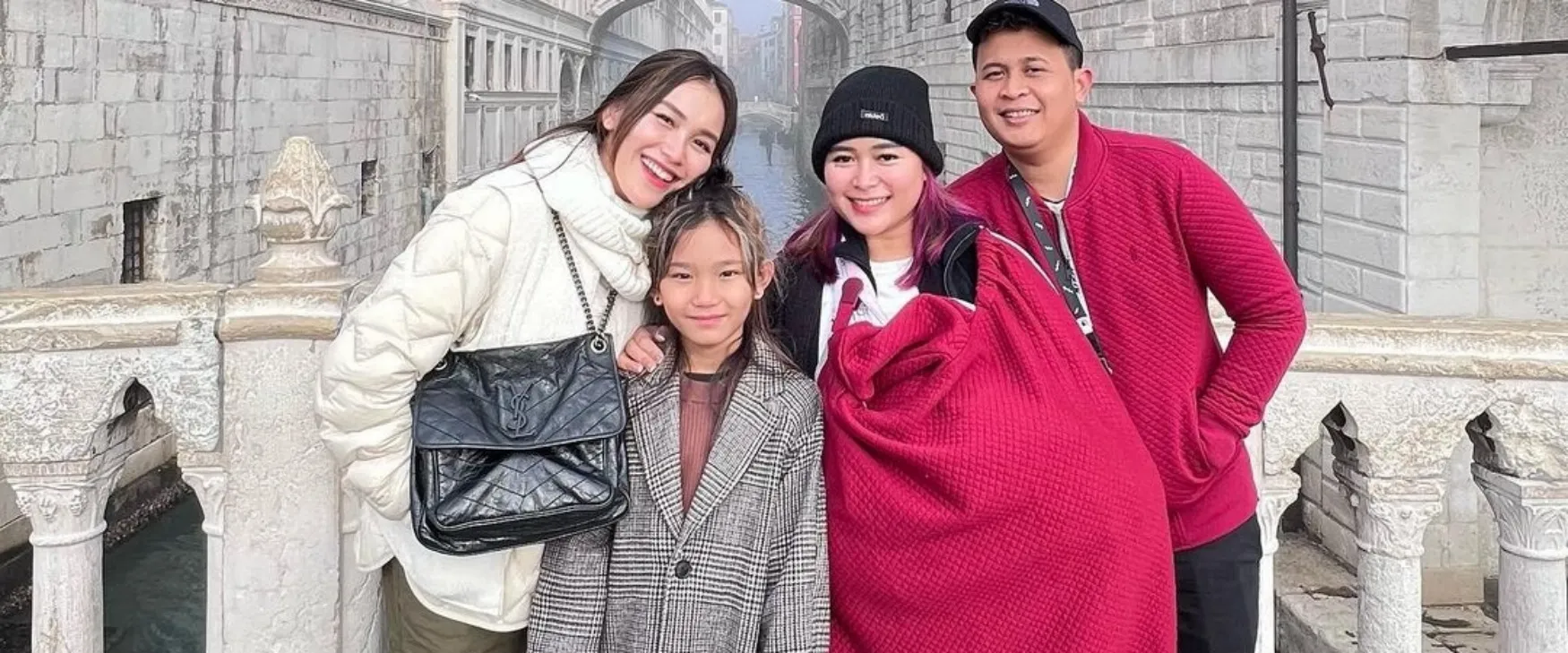 11 Momen Syifa adik Ayu Ting Ting liburan di Italia, penampilannya tanpa hijab tuai kritikan
