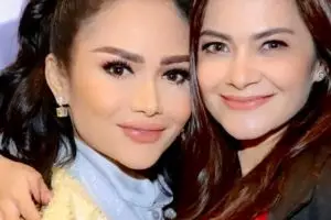 Bersahabat sejak jadi Gadis Sampul, intip 9 beda gaya Cut Tari dan Krisdayanti di cover majalah