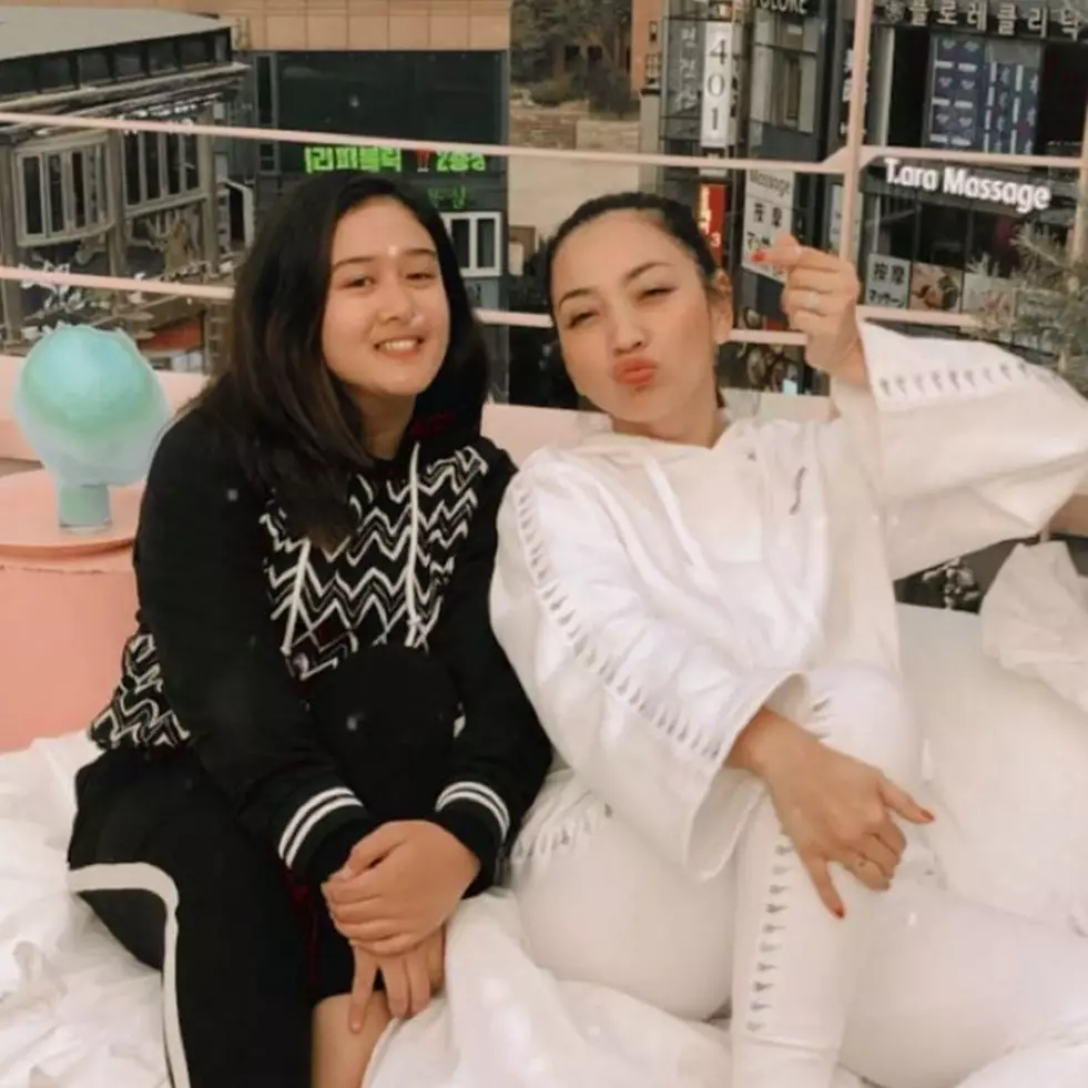 Jarang terekspos, 9 potret kedekatan Hesti Purwadinata dan putri sambungnya ini kompak bak seumuran