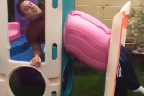 Potret apes orang tersangkut di wahana © 2023 brilio.net