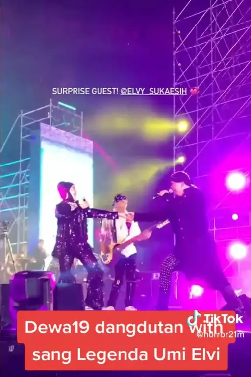 elvy sukaesih duet bareng mulan dan cium pipi ahmad dhani © berbagai sumber  elvy sukaesih duet bareng mulan dan cium pipi ahmad dhani © berbagai sumber