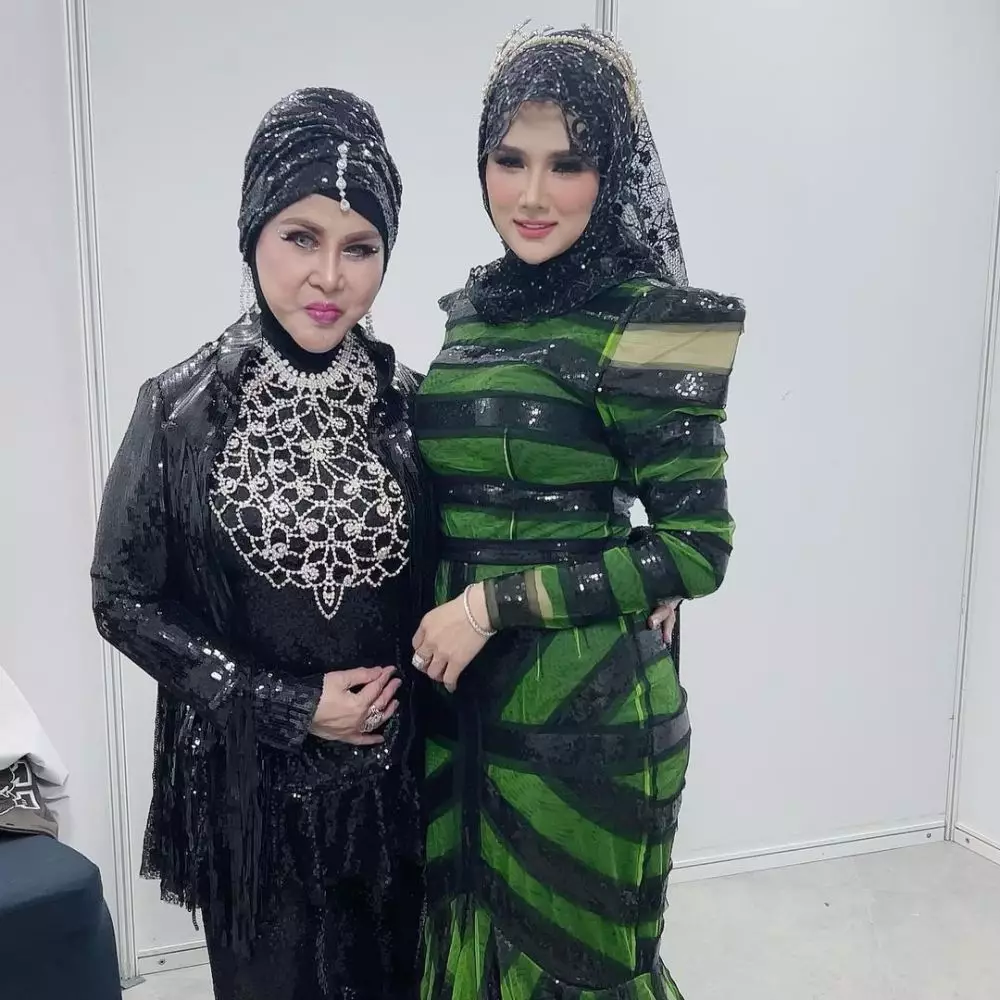 elvy sukaesih duet bareng mulan dan cium pipi ahmad dhani © berbagai sumber  elvy sukaesih duet bareng mulan dan cium pipi ahmad dhani © berbagai sumber