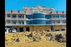 Dari depan terlihat megah, penampakan bangunan pinggir jalan ini bentuknya tipis pol