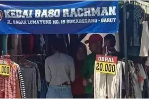 11 Momen kocak spanduk nggak sesuai dagangannya ini bikin bingung pembeli