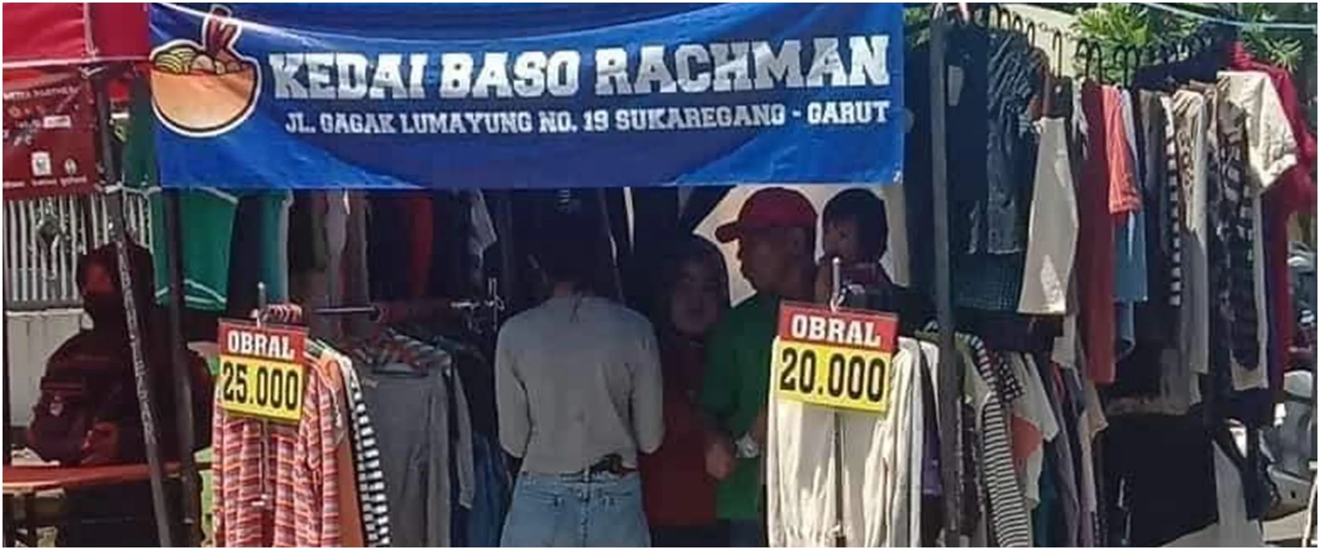 11 Momen kocak spanduk nggak sesuai dagangannya ini bikin bingung pembeli