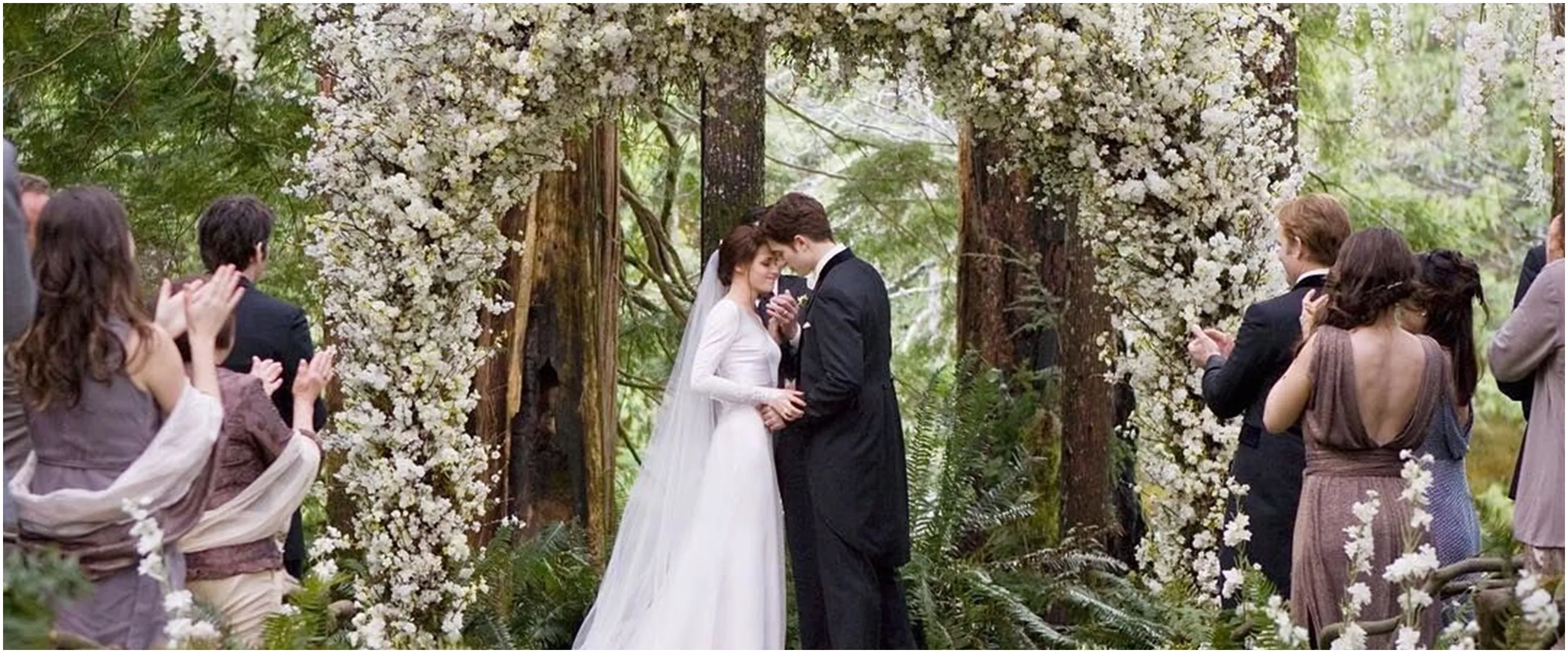 Momen nikah bertema outdoor jam 6 pagi di Manado ini serasa di film Twilight, intip potret suasananya