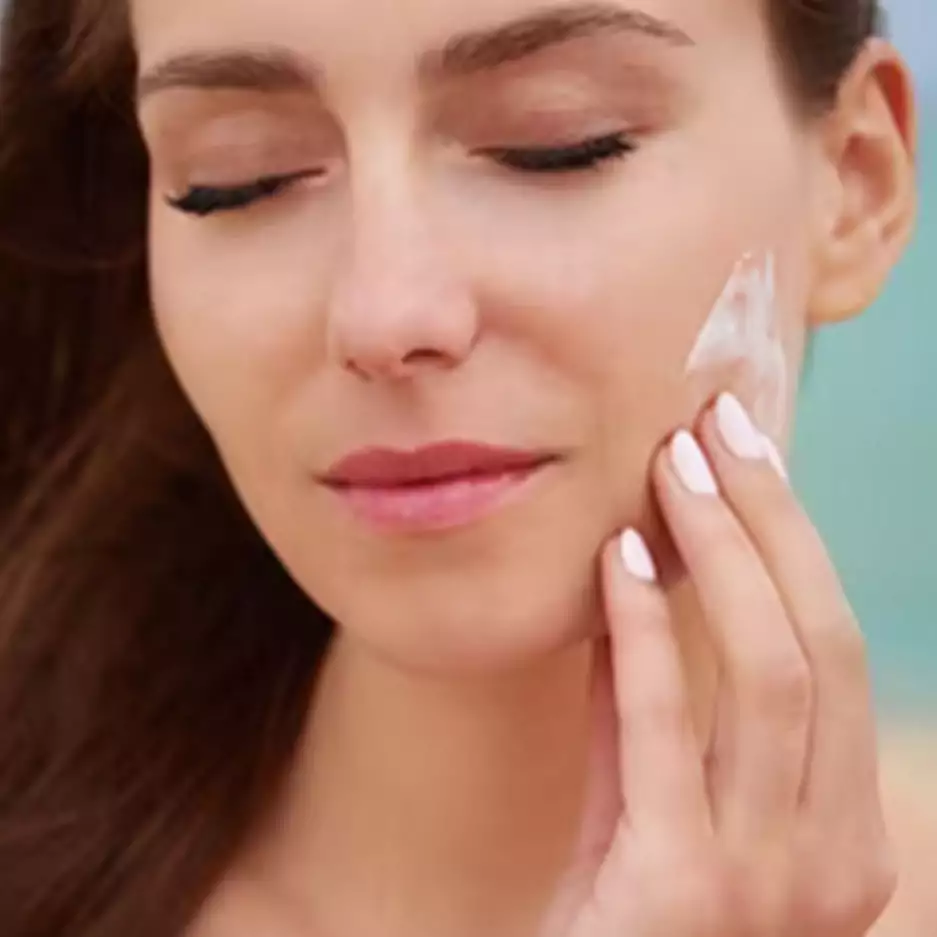 Bantu cegah penuaan dini, intip 6 cara mudah reapply sunscreen yang benar