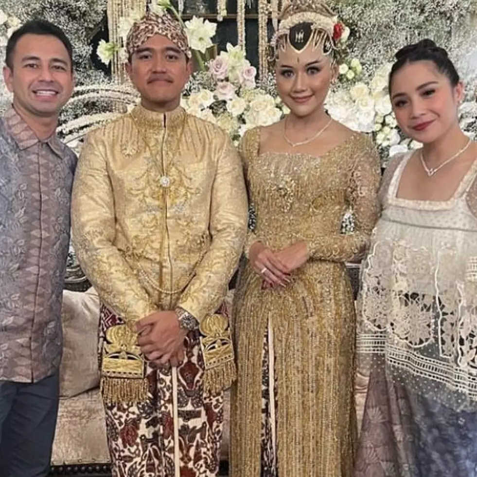 Gaya 11 seleb saat hadiri kondangan tuai kritik, model baju Ussy Sulistyawati dinilai terlalu seksi