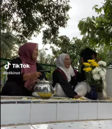 mahasiswi menangis usai wisuda © 2023 brilio.net mahasiswi menangis usai wisuda © 2023 brilio.net