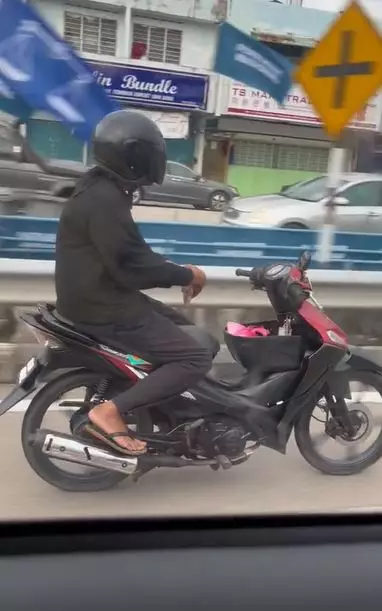 Viral aksi pengendara sepeda motor ‘gaib' terekam di jalan raya TikTok Viral aksi pengendara sepeda motor ‘gaib' terekam di jalan raya TikTok