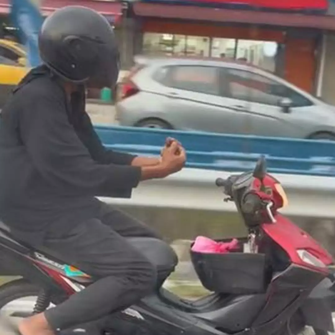 Viral aksi pengendara sepeda motor 'gaib' terekam di jalan raya, warganet: skill atau editan?