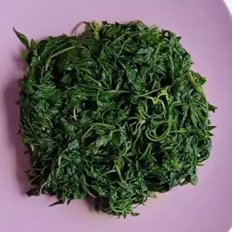 Trik merebus daun kenikir agar teksturnya empuk dan warnanya tetap hijau segar