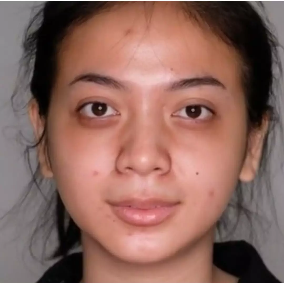 Wajah wanita dengan bekas jerawat dimakeup MUA ala Barbie, hasilnya bikin lupa paras aslinya