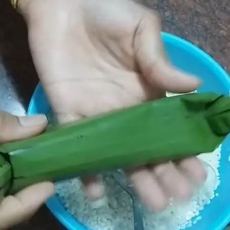 7 Cara jitu membungkus lontong daun pisang agar rapi, padat, dan tak mudah sobek