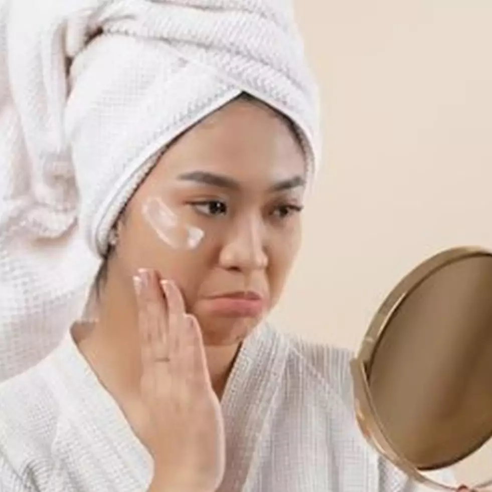 Tak bikin riasan mengkilap, begini 7 cara menggunakan cushion untuk kulit berminyak