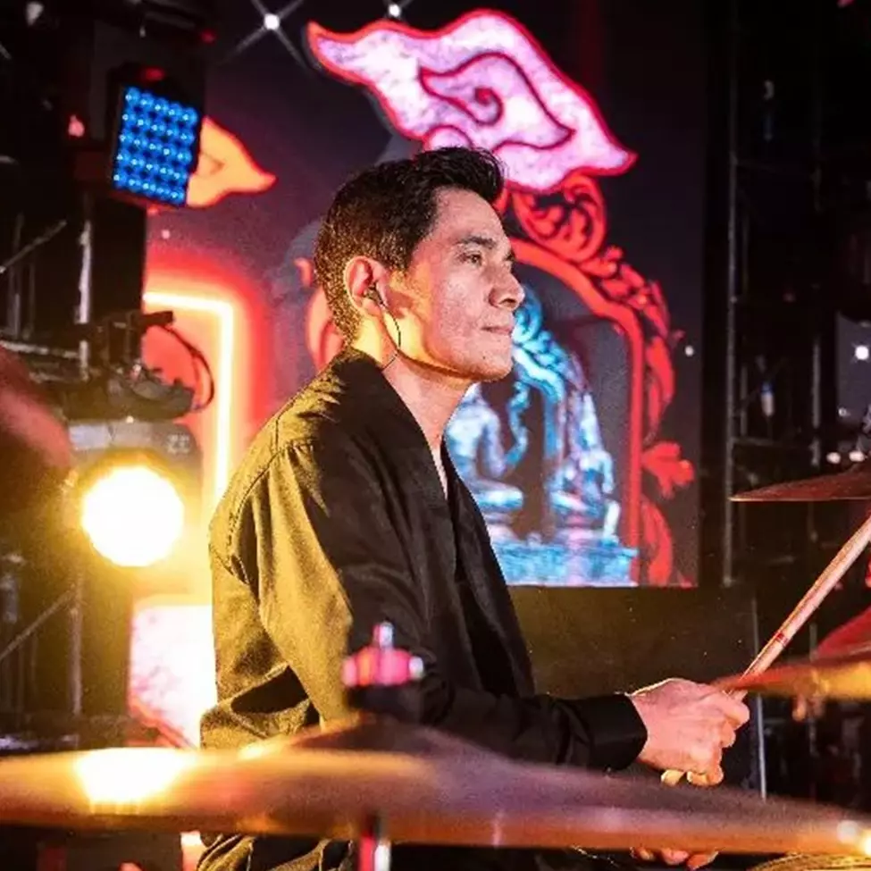 Memesona di usia 52 tahun 'bak vampir', intip 11 potret lawas Tyo Nugros dengan jenggot tegak lurus