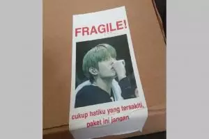 11 Tulisan lucu pesan ‘jangan dibanting’ di paket ini ada-ada aja idenya, bisa jadi inspirasi 