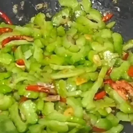 Trik antigagal masak tumis pare agar warnanya tetap hijau saat disajikan