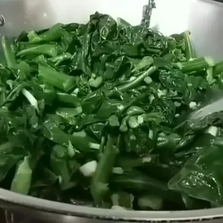 Trik masak sayur kailan ini ampuh bikin warnanya tak berubah dan nutrisinya terjaga