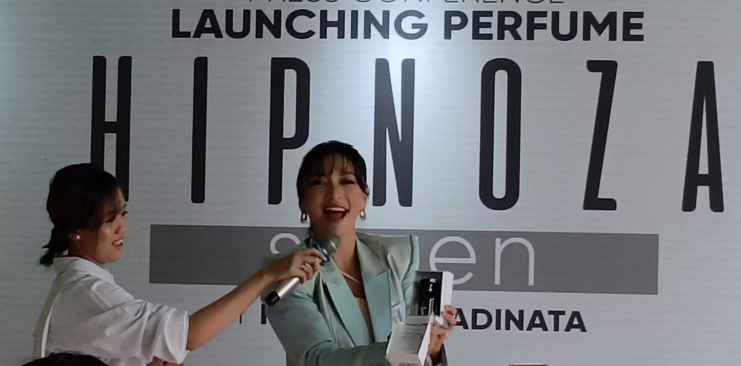 Hesti Purwadinata mulai debutnya di dunia bisnis, luncurkan parfum unisex Hipnoza  