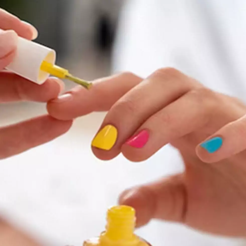 7 Cara mudah dan cepat menghapus kutek gel sendiri, rendam dengan air garam