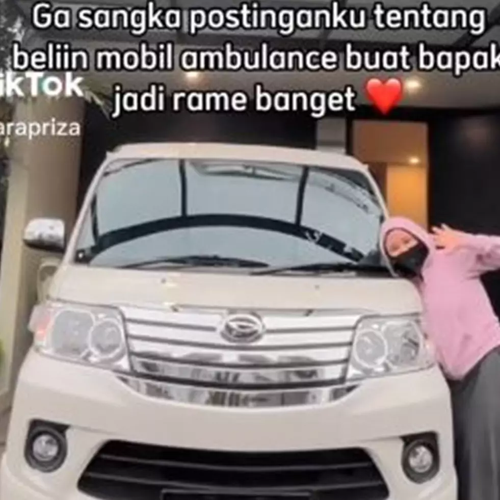 Kisah haru bakti anak merawat sang ayah yang sakit, beli ambulans untuk ajak jalan-jalan