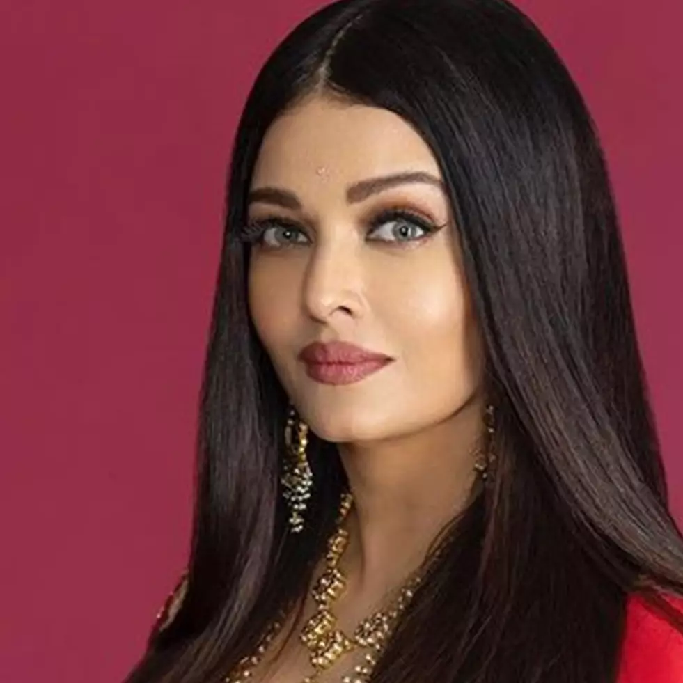Intip 11 pesona Aashita Singh 'KW super' Aishwarya Rai, parasnya plek ketiplek sang aktris