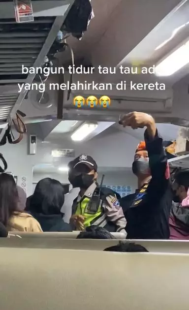 Viral momen ibu hamil melahirkan dalam kereta TikTok