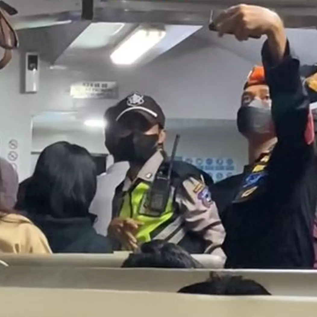 Viral momen ibu hamil melahirkan dalam kereta, persalinan dibantu petugas KAI dan penumpang