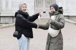 Beda pilihan dengan sang kakak, intip 11 penampilan Anastasia adik Gitasav yang baru jadi ibu