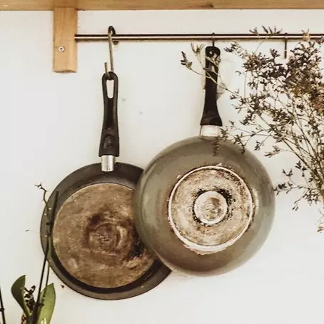 Tak cuma agar mudah digantung, ini fungsi lain lubang gagang teflon yang tak disadari banyak orang