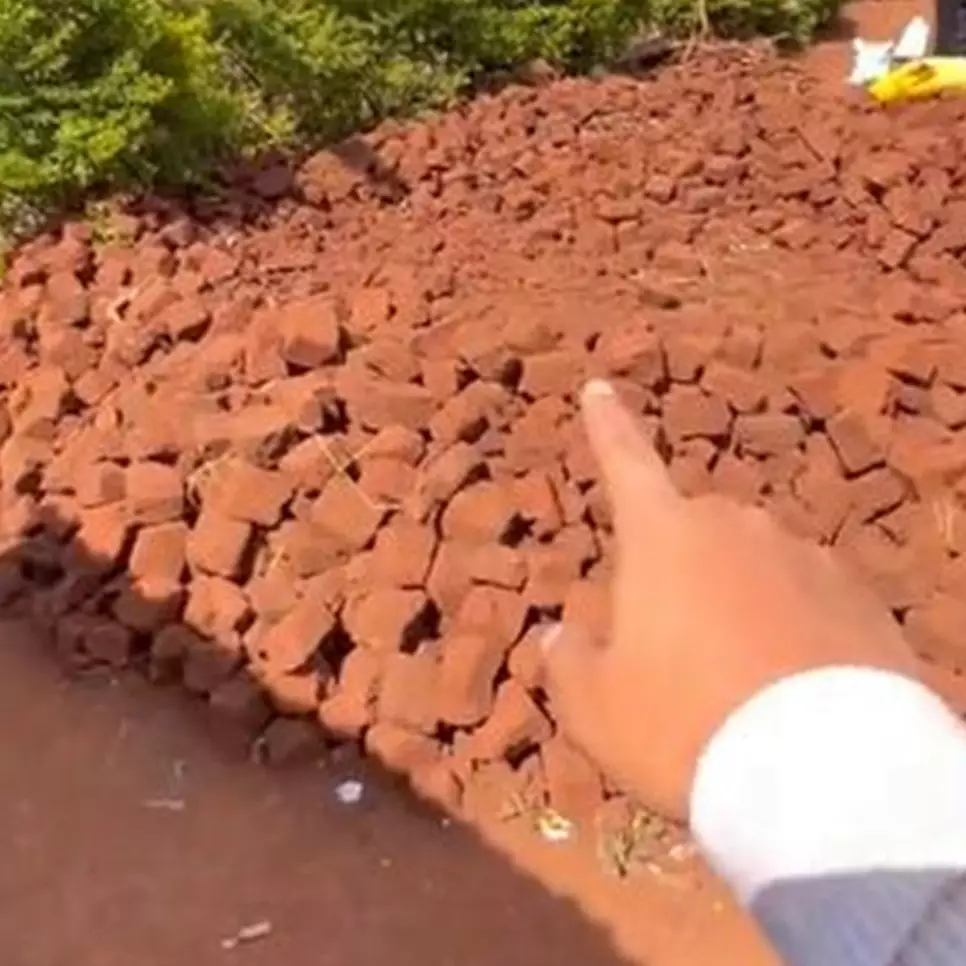 Masjid ini 5 bulan sekali roboh karena dibuat dari tanah liat, intip potretnya yang bikin takjub