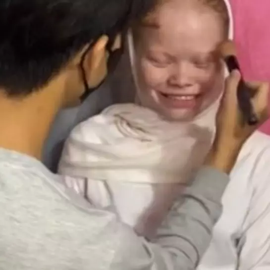 Transformasi wanita albino dirias MUA jadi pengantin Sunda, hasilnya manglingi bak beda orang