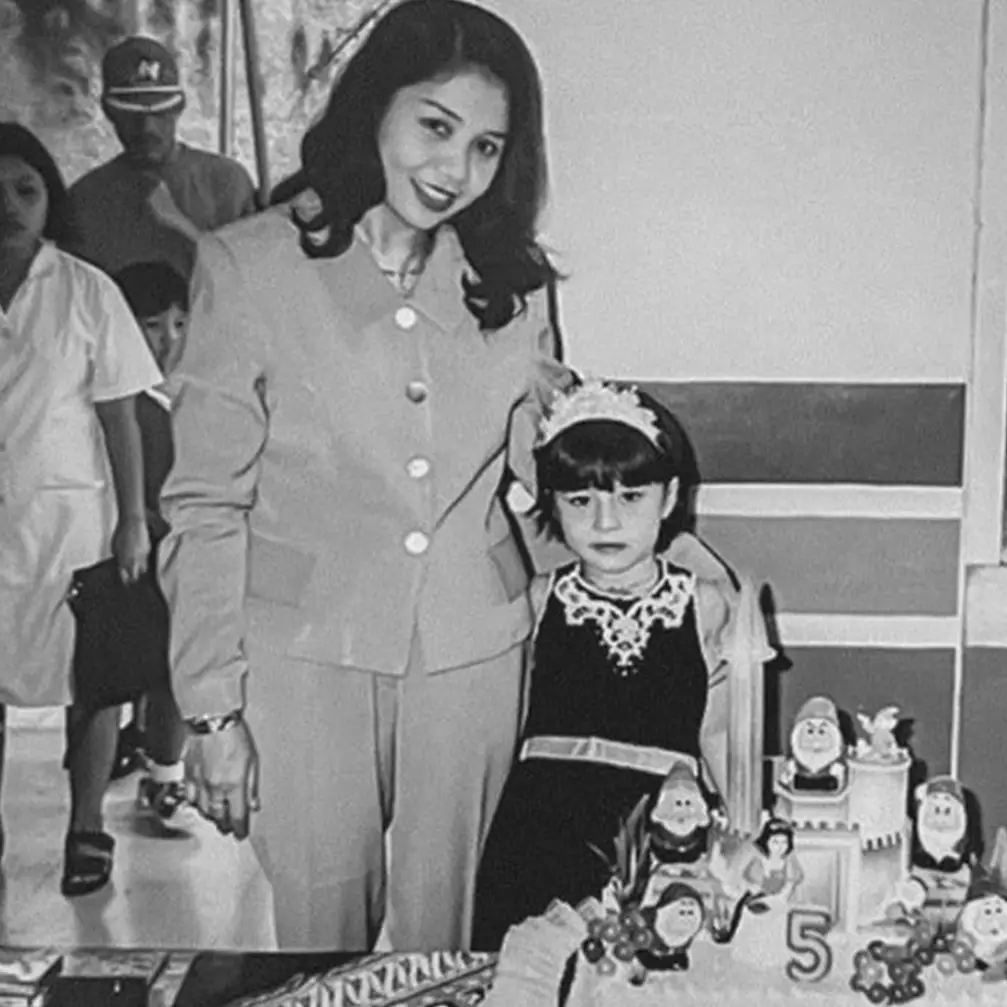 Nikita Willy unggah potret lawas bareng ibu, baju sang mama bikin salah fokus