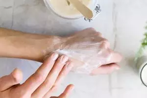 10 Cara merawat kulit tangan agar tetap lembab dan bebas kerutan