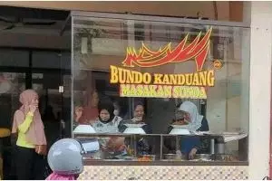 17 Nama nyeleneh rumah makan padang ini auto bikin pembeli garuk kepala