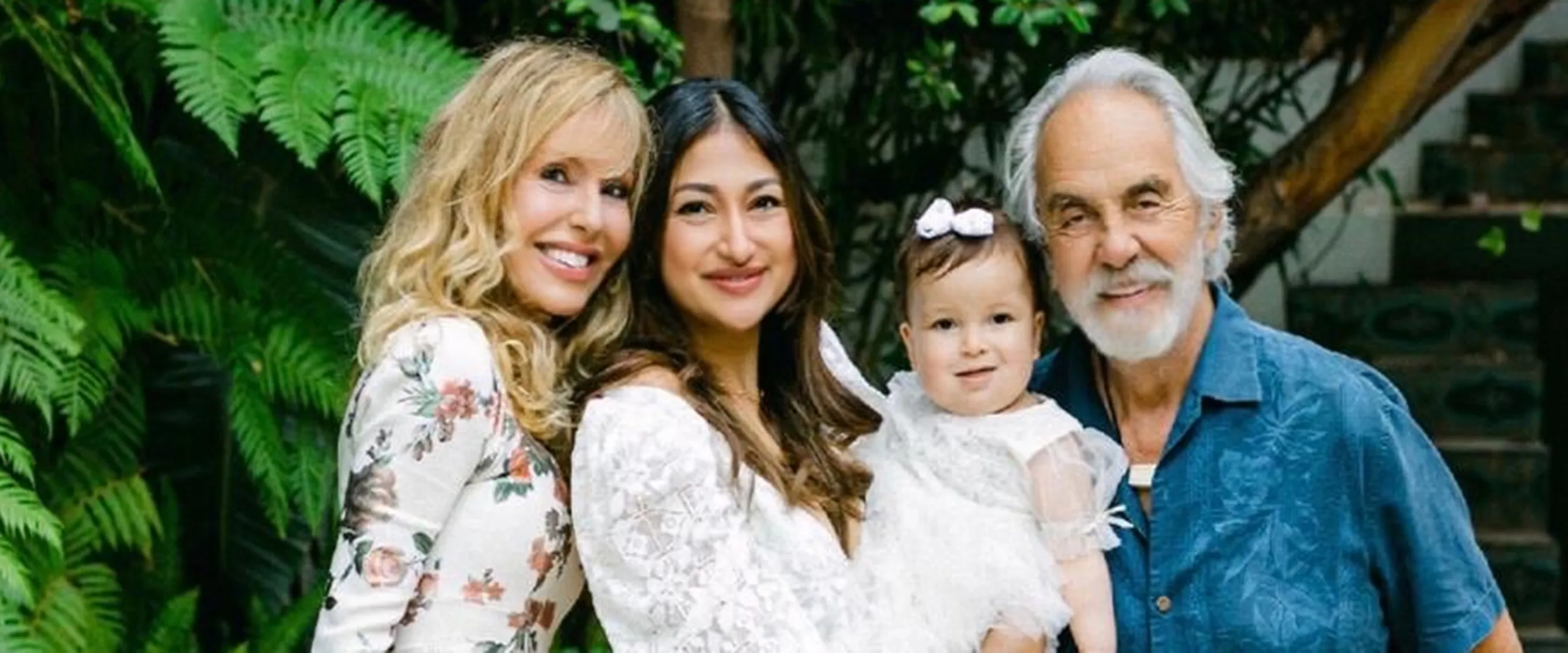 Punya lima cucu, intip 11 potret Shelby Chong mertua Rahma Azhari yang awet muda di usia 75 tahun