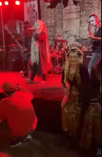pengantin undang band black metal di pernikahannya Instagram pengantin undang band black metal di pernikahannya Instagram