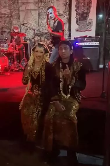 pengantin undang band black metal di pernikahannya Instagram pengantin undang band black metal di pernikahannya Instagram