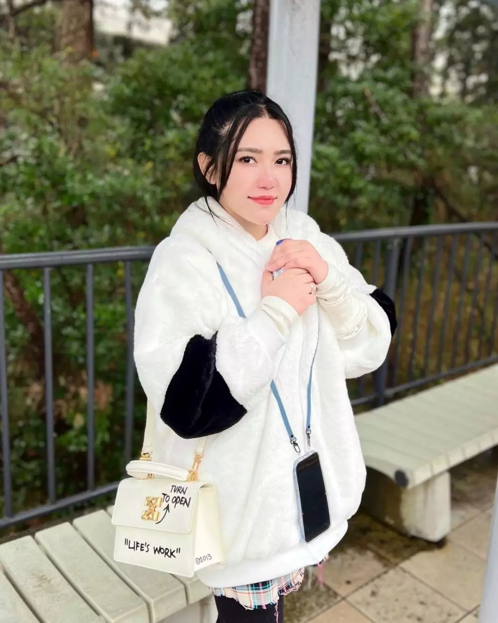 cerita buruk via vallen soal art © instagram