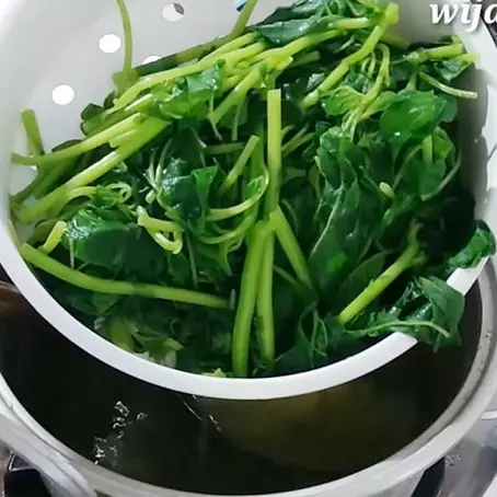 Trik merebus bayam untuk lalapan ini bikin teksturnya tak lembek dan tetap hijau