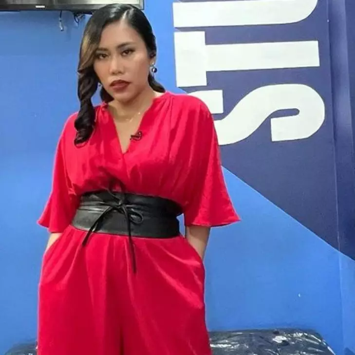 Sudah punya dua anak penampilannya masih bak ABG, 11 gaya modis Evi Masamba di keseharian